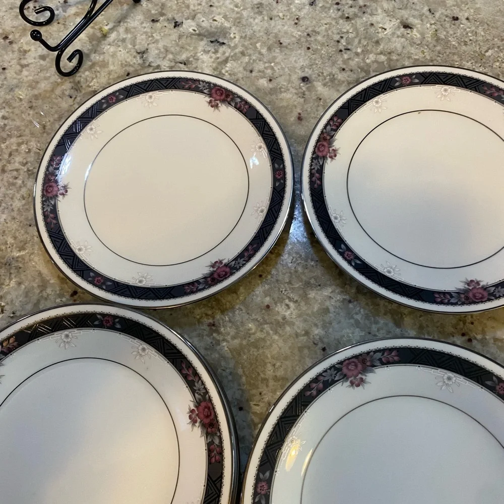 NORITAKE ETIENNE 8 BREAD PLATES6 & 1/2”‎